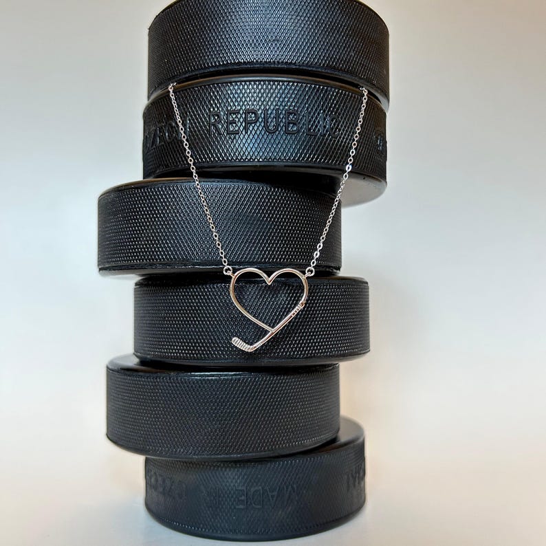 Collana da hockey, regali di hockey per ragazze, collana per mamma che gioca a hockey, gioielli da hockey per donne, collana da hockey sul ghiaccio per lei, collana a cuore, SWAG immagine 7