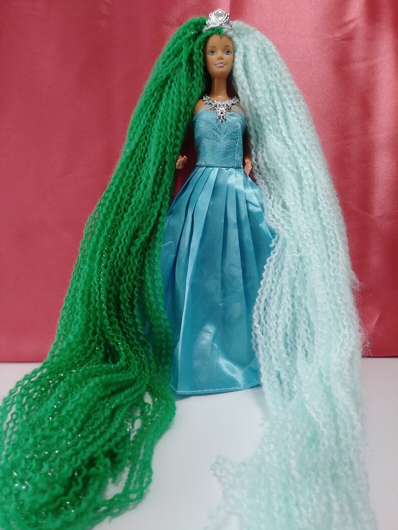Poupée de Barbie avec les cheveux bleus et verts personnalisés Etsy