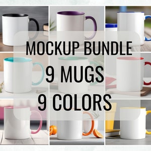 Puede incluir: Un paquete de maquetas de 9 tazas blancas con bordes de diferentes colores. Las tazas están dispuestas en una cuadrícula de 3x3 sobre una superficie de madera. El texto "MOCKUP BUNDLE 9 MUGS 9 COLORS" está superpuesto a la imagen.