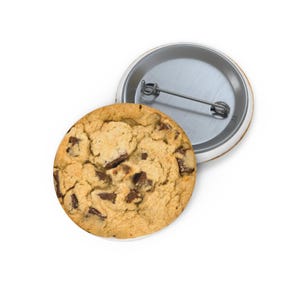 Spilla a forma di biscotto con gocce di cioccolato / Distintivo a tema cibo, accessorio per giacca