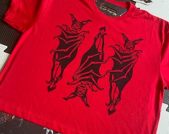 CROP TEE // BATBABE // rood shirtblok bedrukt met origineel kunstwerk van Goblin Death Cult