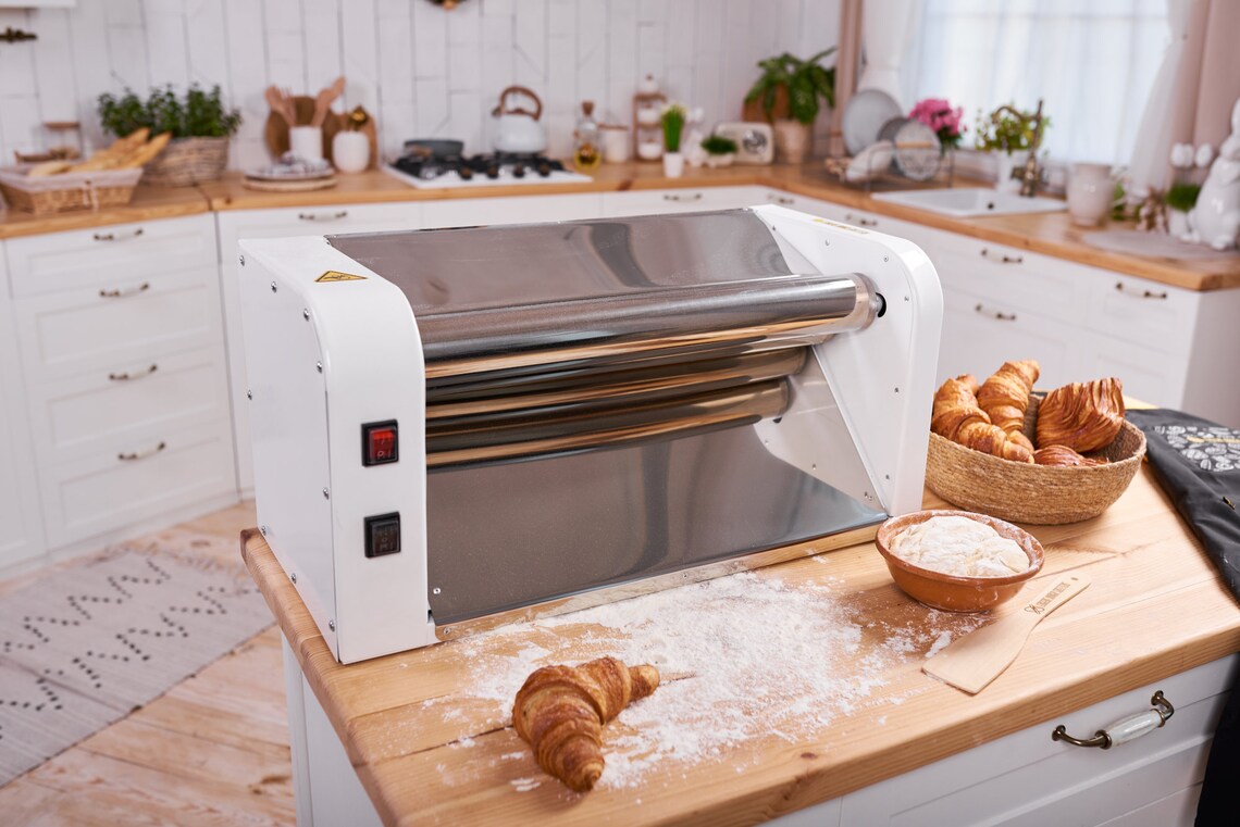 Fungsi Dough Sheeter: Alat Penting untuk Mempermudah Proses Penggilingan Adonan