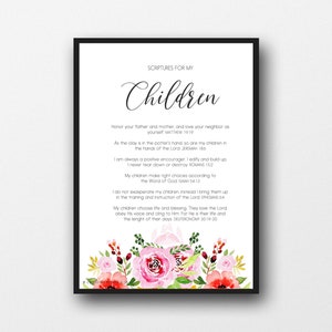Könnte beinhalten: Ein druckbares Wandbild-Design mit weißem Hintergrund und schwarzem Text. Der Text ist eine Sammlung von Bibelversen über Kinder. Das Design zeigt eine Aquarell-Blumenarrangements mit rosa, roten und gelben Blumen.