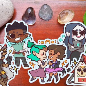 Könnte beinhalten: Ein Set aus bunten Comic-Stickern mit Charakteren aus der Zeichentrickserie The Owl House. Die Sticker zeigen einen menschlichen Charakter mit brauner Haut und einem grünen Hemd, einen grünen elfenartigen Charakter mit lila Haaren, einen menschlichen Charakter mit braunen Haaren, einen blauhäutigen Charakter mit langen schwarzen Haaren und eine kleine Eule in einem Vogelhaus.