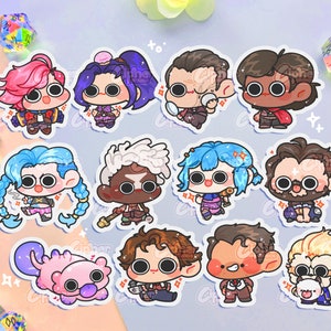 Puede incluir: Un conjunto de 12 pegatinas de personajes de dibujos animados coloridos que representan personajes del popular videojuego League of Legends. Las pegatinas están impresas en papel blanco brillante y presentan una variedad de personajes, incluidos Jinx, Vi y Jhin.