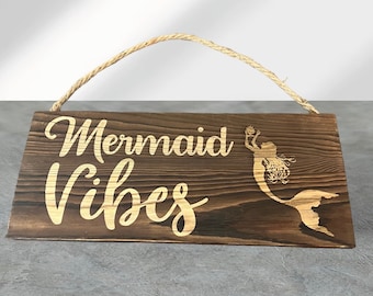 Señal de madera colgante con vibraciones de sirena. Náutico, Colgador de puerta
