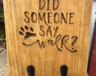 ¿Alguien dijo Walk Leash Hook Sign, nombre personalizado disponible