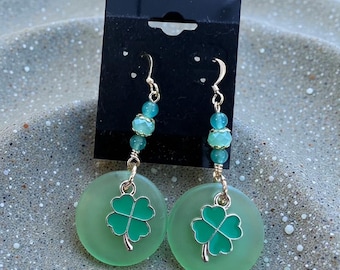 Pendientes de trébol de cristal marino del Día de San Patricio, irlandeses, de cristal marino verde, colgantes