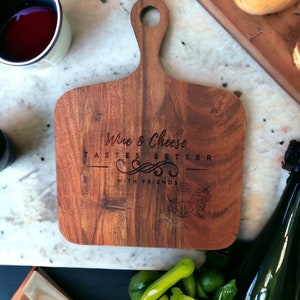Wine and Friends Houten snijplank, kaasplank, gegraveerd bord, barwagen, gastvrouw cadeau, cadeau vrienden decoratief bord, huwelijkscadeau