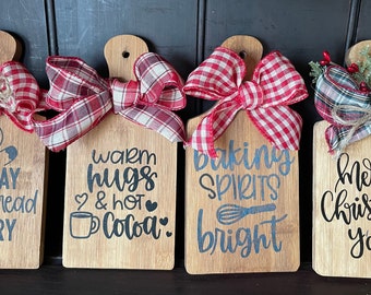 Weihnachtstablett mit weihnachtlichem Spruch: Dekoratives Schneidebrett aus Holz mit Weihnachtsmotiv