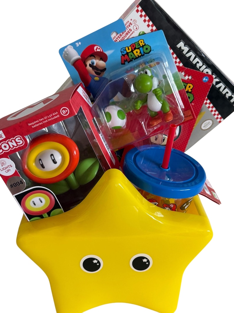 K&ouml;nnte beinhalten: Ein gelber sternf&ouml;rmiger Beh&auml;lter gef&uuml;llt mit Super Mario Spielzeug und Merchandise. Die Artikel umfassen Actionfiguren von Mario und Yoshi, ein Feuerblumen-Spielzeug, ein Mario Kart-Spiel und einen blau-roten Becher mit Strohhalm.