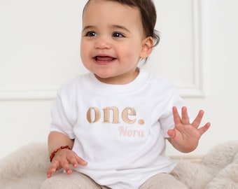 T-shirt classique pour premier anniversaire - tenue brodée pour le 1er anniversaire - tenue pour gâteau cassé - t-shirt d'anniversaire personnalisé - haut pour le 2e anniversaire