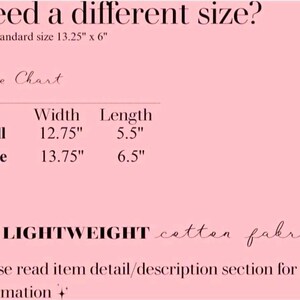 Puede incluir: Fondo rosa con texto. El texto dice "&iquest;Necesita una talla diferente?" y "La talla est&aacute;ndar 33.66 cm x 15.24 cm". Una tabla de tallas muestra las tallas Small y Large con medidas de ancho y largo en pulgadas. El texto tambi&eacute;n dice "A LIGHTWEIGHT tejido de algod&oacute;n."