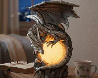 Lámpara de dragón lunar Stormborne • Lámpara de fantasía hecha a mano • Regalo de decoración mítica (¡con enchufe con cable!)