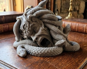 Torre de Dados de la Cabeza de Medusa – Serpiente de Piedra Mítica