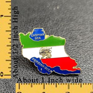 Puede incluir: Un colorido pin de esmalte con la forma de Irán, de aproximadamente 2,5 cm de ancho y 1,3 cm de alto. El pin presenta los colores de la bandera iraní: verde, blanco y rojo. El Mar Caspio y el Golfo Pérsico están etiquetados en azul.