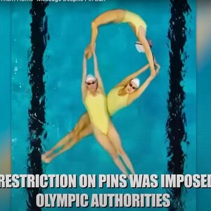Puede incluir: Tres nadadoras sincronizadas con trajes de ba&ntilde;o amarillos realizan una rutina en una piscina azul. Las nadadoras est&aacute;n en una formaci&oacute;n que se asemeja a la letra 'P'. El texto "THE RESTRICTION ON PINS WAS IMPOSED BY OLYMPIC AUTHORITIES" est&aacute; en la parte inferior de la imagen.