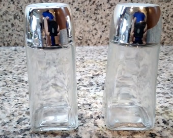 2pc Salt & Pepper Shaker BRAND NEW Bouton en verre et tête en plastique