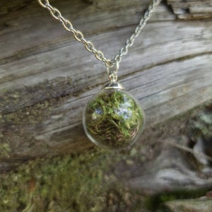 Moss Pendant, Moss Necklace, Moss Gift, Forest Necklace, Forest Pendant, Nature Lovers Gift, Forestcore Necklace, Forest Jewelry, Mosscore