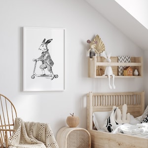 Coniglio stravagante su scooter stampa in bianco e nero, arte magica, arte stravagante, arte della stanza dei bambini, decorazioni per la casa, arte vintage, arte divertente