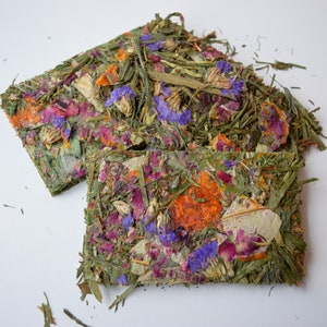 Buntanical Chips Organic Blend of Flowers, Herbs, & Timothy Grass Mimics Natural Foraging Instinct image 2