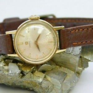 18K Gold Vintage Swiss Made Omega Women&#39;s Wristwatch 17 Jewel -runs, keeps time(leather band)