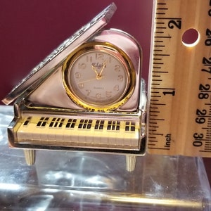 Elgin Small Solid metal Quartz Desk Clock - keeps time,new battery