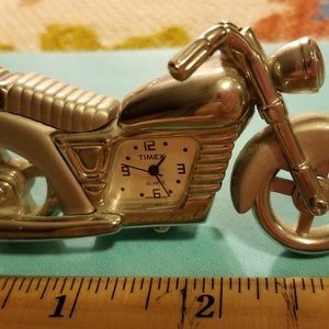 Solid Metal Quartz Desk Clock - keeps time, new battery
