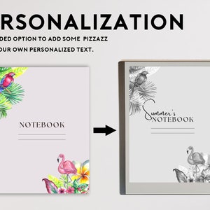 K&ouml;nnte beinhalten: Ein personalisierbarer Notizbuchumschlag mit tropischem Thema. Der Umschlag zeigt einen rosa Flamingo, tropische Blumen und einen Papagei auf einem Ast. Der Text "NOTEBOOK" ist auf dem Umschlag gedruckt. Der Umschlag kann mit Ihrem eigenen Text personalisiert werden.