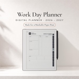 Może przedstawiać: Tablet cyfrowy wyświetlający Work Day Planner na lata 2026-2027, zaprojektowany dla reMarkable Paper Pure. Ekran pokazuje dzienny harmonogram z sekcjami na zadania, listy rzeczy do zrobienia i notatki, z czarnym rysikiem przymocowanym z boku.