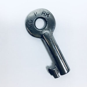 Klucz do przełącznika MO P RR ze stali z pustym bębnem • Missouri Pacific Railroad • A & W Co • Zabytkowy klucz do pociągu kolejowego Obsolete Lock KEY - odmiany