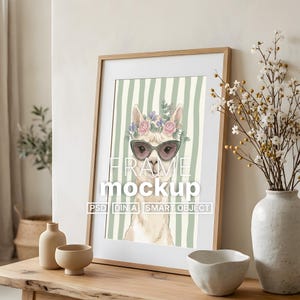 Könnte beinhalten: Ein vertikaler Bilderrahmen aus Holz mit einer Illustration eines Lamas, das eine Sonnenbrille und einen Blumenkranz vor einem hellgrün gestreiften Hintergrund trägt. Der Rahmen zeigt den weißen Text FRAME mockup PSD DIN A SMART OBJECT.
