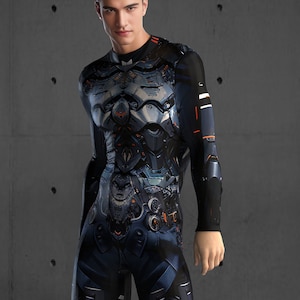 Puede incluir: Una persona vistiendo una camisa de manga larga negra y azul y pantalones a juego con un diseño mecánico futurista.