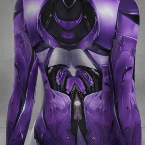 Puede incluir: Mono de color morado y blanco con un dise&ntilde;o futurista. El traje tiene un acabado texturizado y brillante y presenta una variedad de formas geom&eacute;tricas.