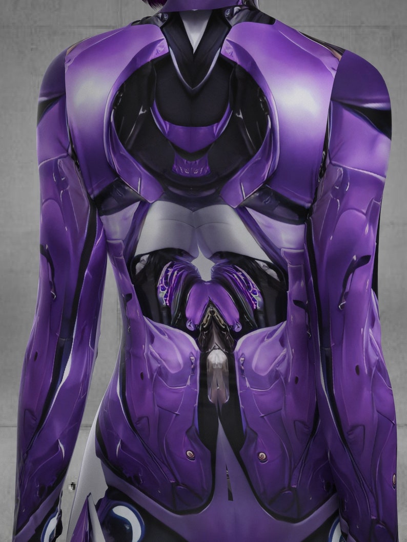 Puede incluir: Mono de color morado y blanco con un dise&ntilde;o futurista. El traje tiene un acabado texturizado y brillante y presenta una variedad de formas geom&eacute;tricas.