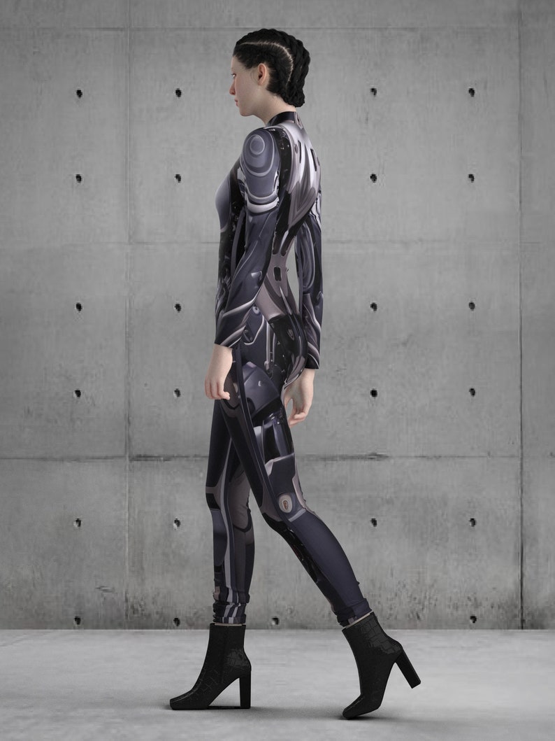 Puede incluir: Un mono futurista ajustado en tonos grises y negros, con intrincados detalles de estilo mec&aacute;nico. El atuendo se combina con botines negros con tac&oacute;n cuadrado. La est&eacute;tica general sugiere un tema de ciencia ficci&oacute;n o cyberpunk.