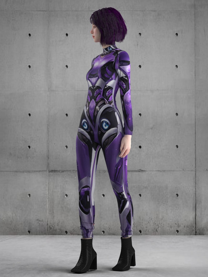 Puede incluir: Una mujer con un mono morado y negro de dise&ntilde;o futurista. El mono tiene un brillo met&aacute;lico y presenta una variedad de formas geom&eacute;tricas y l&iacute;neas. La mujer est&aacute; de pie frente a una pared de hormig&oacute;n gris.