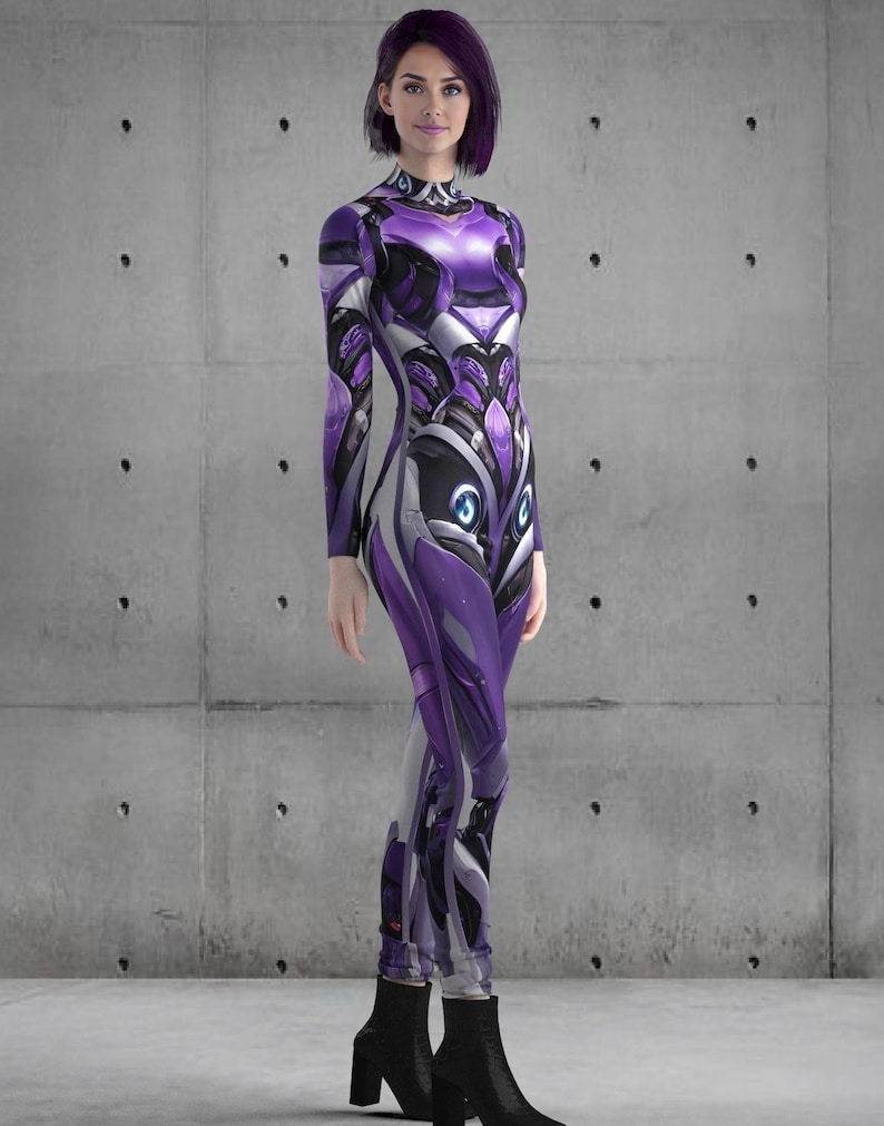 Puede incluir: Una mujer con un mono morado y plateado con un dise&ntilde;o futurista. El mono tiene cuello alto y mangas largas. La mujer est&aacute; de pie frente a una pared de hormig&oacute;n gris.