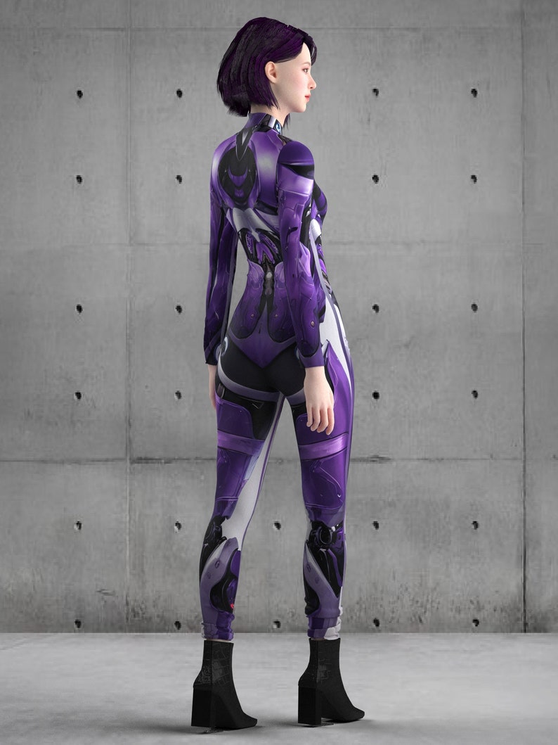 Puede incluir: Una mujer con un mono morado y blanco con un dise&ntilde;o futurista. El mono tiene cuello alto y mangas largas. La mujer est&aacute; de pie frente a una pared de hormig&oacute;n.