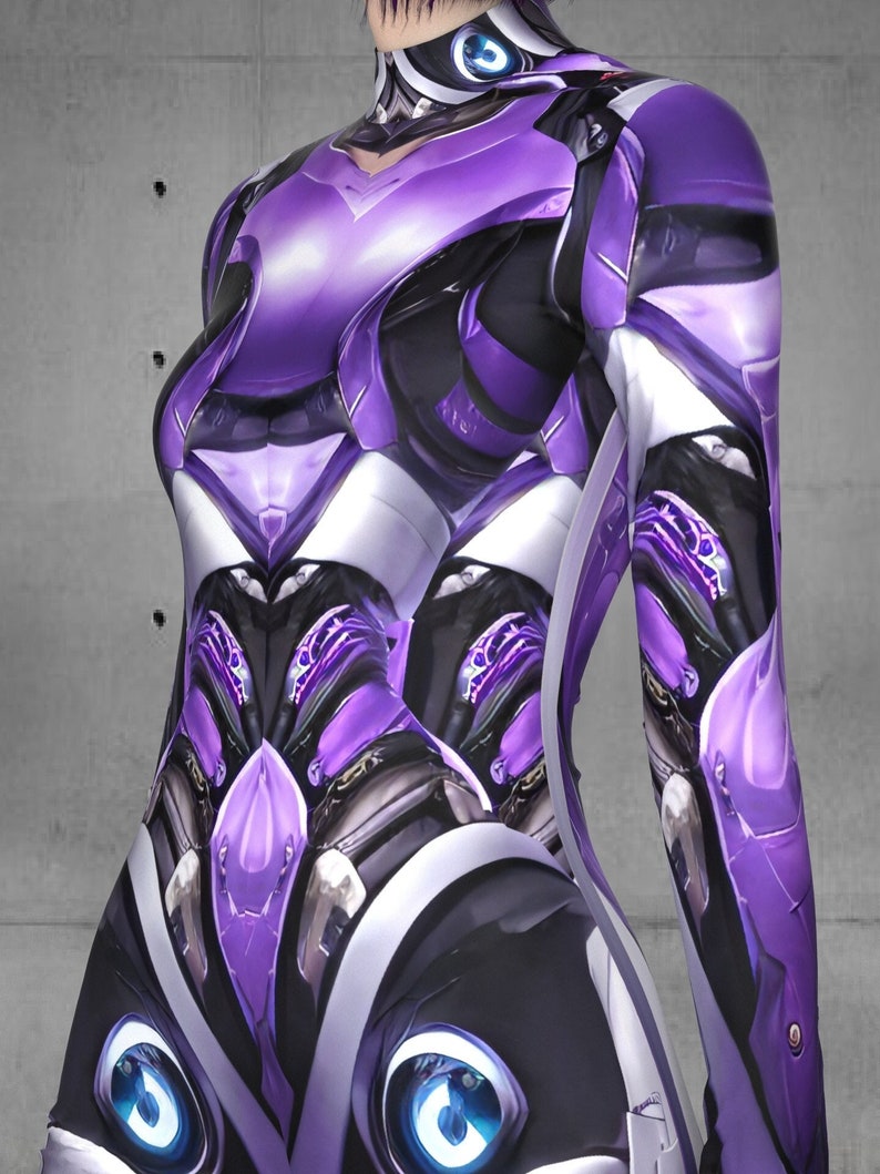 Puede incluir: Un body de color morado y plateado con un dise&ntilde;o futurista. El traje tiene cuello alto y mangas largas. La tela es brillante y tiene un brillo met&aacute;lico.