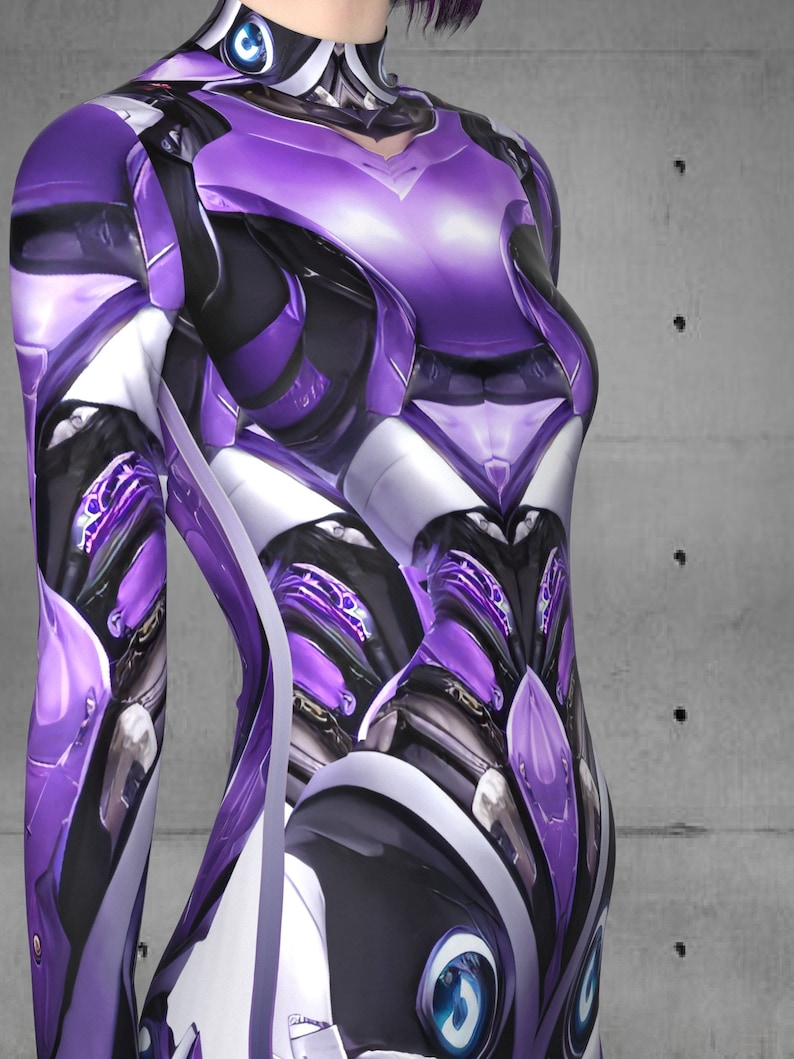 Puede incluir: Un body de color morado y blanco con un dise&ntilde;o futurista y mec&aacute;nico. El traje tiene un cuello alto y mangas largas.
