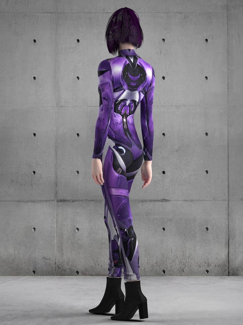 Puede incluir: Una mujer con un mono morado y plateado con un patr&oacute;n geom&eacute;trico. El mono tiene cuello alto y mangas largas. La mujer lleva botas de tac&oacute;n negras.