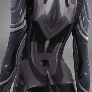 Puede incluir: Un body ajustado de manga larga en tonos grises y negros. El dise&ntilde;o presenta un patr&oacute;n futurista y met&aacute;lico con formas geom&eacute;tricas y superficies reflectantes, creando una est&eacute;tica elegante y de alta tecnolog&iacute;a. El traje parece estar hecho de un material brillante y ajustado.