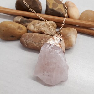 Collar de Cuarzo Rosa Crudo para Mujer - Collar de Piedra de Cuarzo Rosa Natural - Cuarzo Rosa y Oro - Piedra de Cuarzo Rosa - Joyería de Cuarzo Rosa
