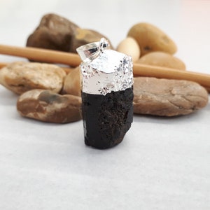 Colgante de turmalina cruda - Colgante de turmalina y plata - Collar de piedras preciosas de turmalina - Collar de turmalina negra regalo de joyería de cristal