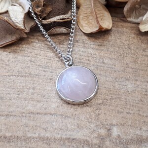 Rosenquarz Edelstein Kette für Damen - Runder Rosenquarz Edelstein - Kreis Rosenquarz Anhänger - Rosenquarz Schmuck - Runde Rosenquarz Halskette