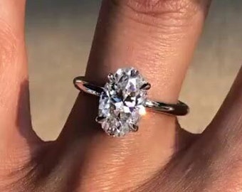 Anillo de compromiso de moissanita ovalada alargada casi incolora de 2,50 ct, solitario con halo oculto de 10 x 7 mm, talla ovalada, oro amarillo de 14 quilates.