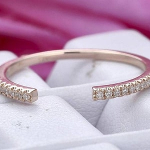 Banda de oro rosa de 14K, banda de diamantes simulados de 0.20 ct, banda de compromiso abierta gap, anillo de diamantes pave, banda Moissanada de plata 925, banda a juego