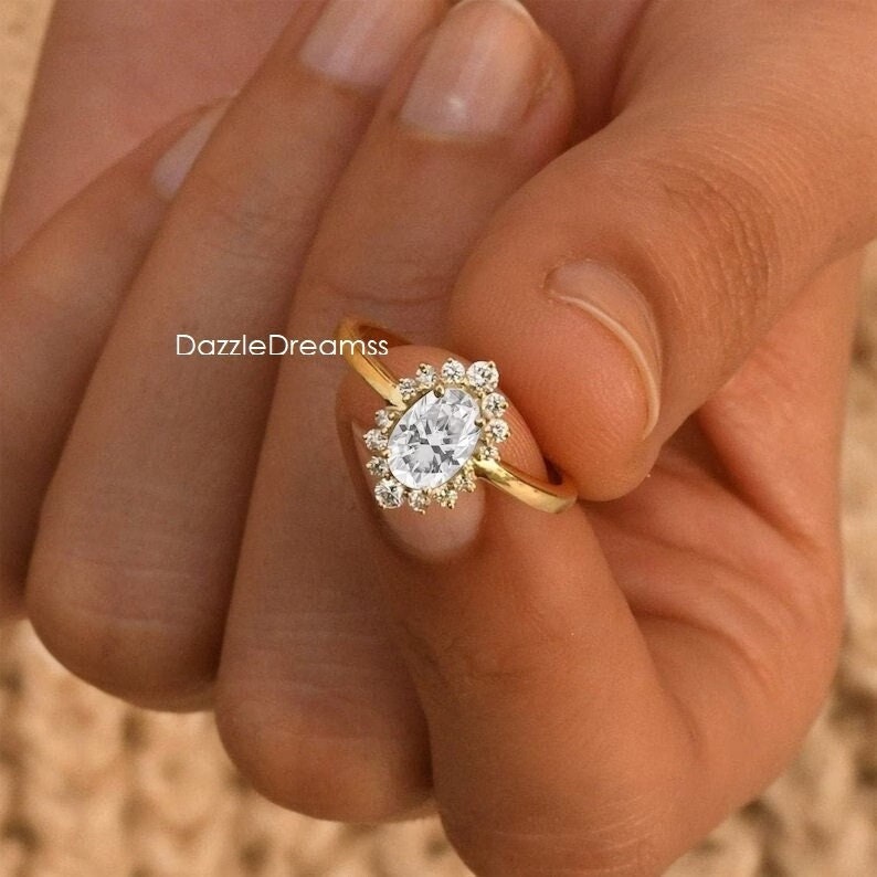 Anillo ovalado de moissanita 1.80CT, anillo de bodas de oro amarillo de 14 quilates de diamante racimo, anillo de compromiso simulado de laboratorio ovalado de 9x7 mm, anillo de racimo solitario