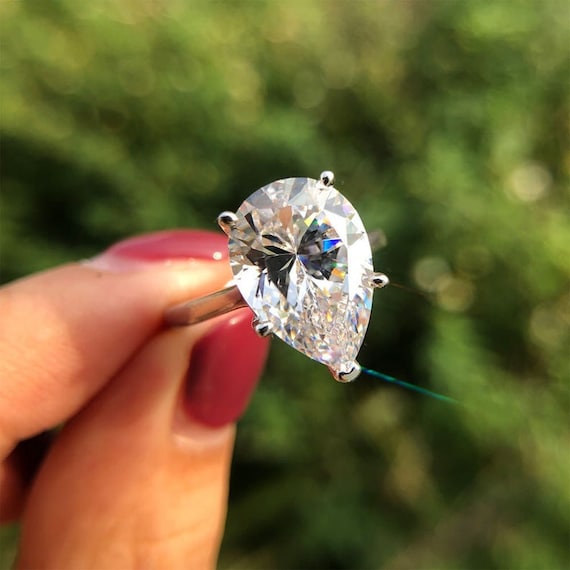 Pear shaped shop diamond cathedral setting